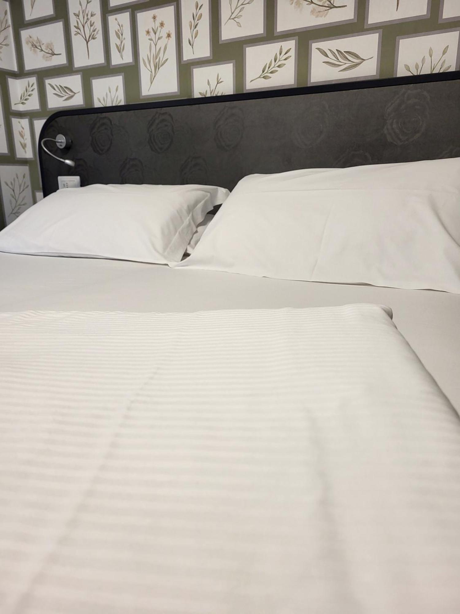 Hi Hotels Torbole - Pool & Spa Torbole Sul Garda Bagian luar foto