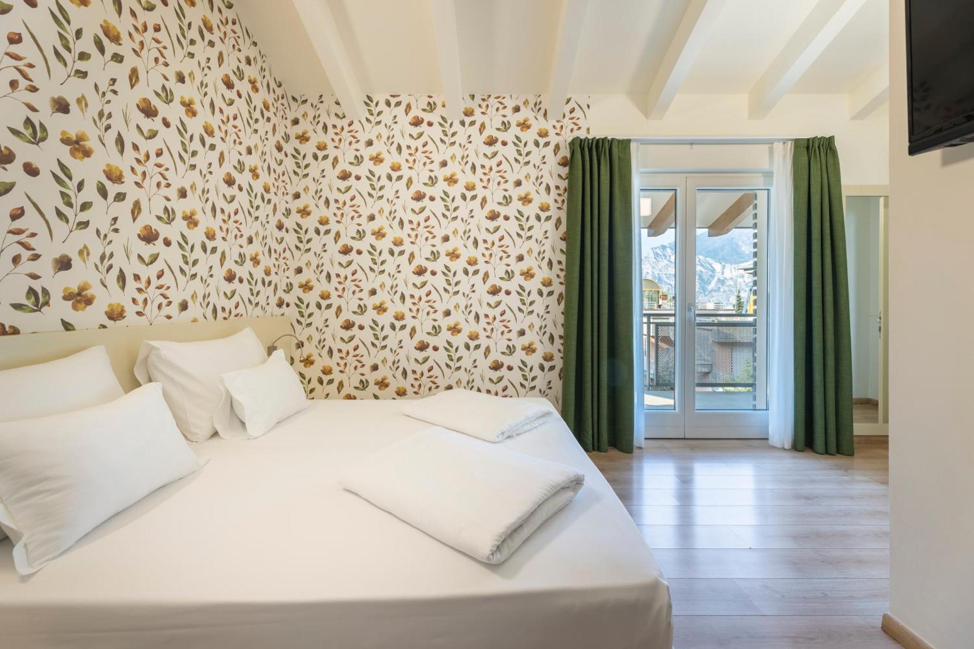 Hi Hotels Torbole - Pool & Spa Torbole Sul Garda Bagian luar foto