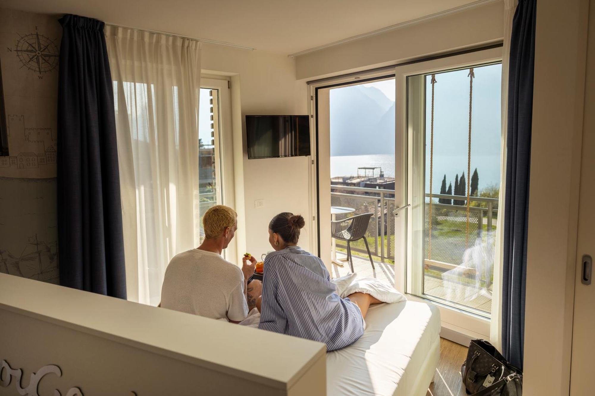 Hi Hotels Torbole - Pool & Spa Torbole Sul Garda Bagian luar foto