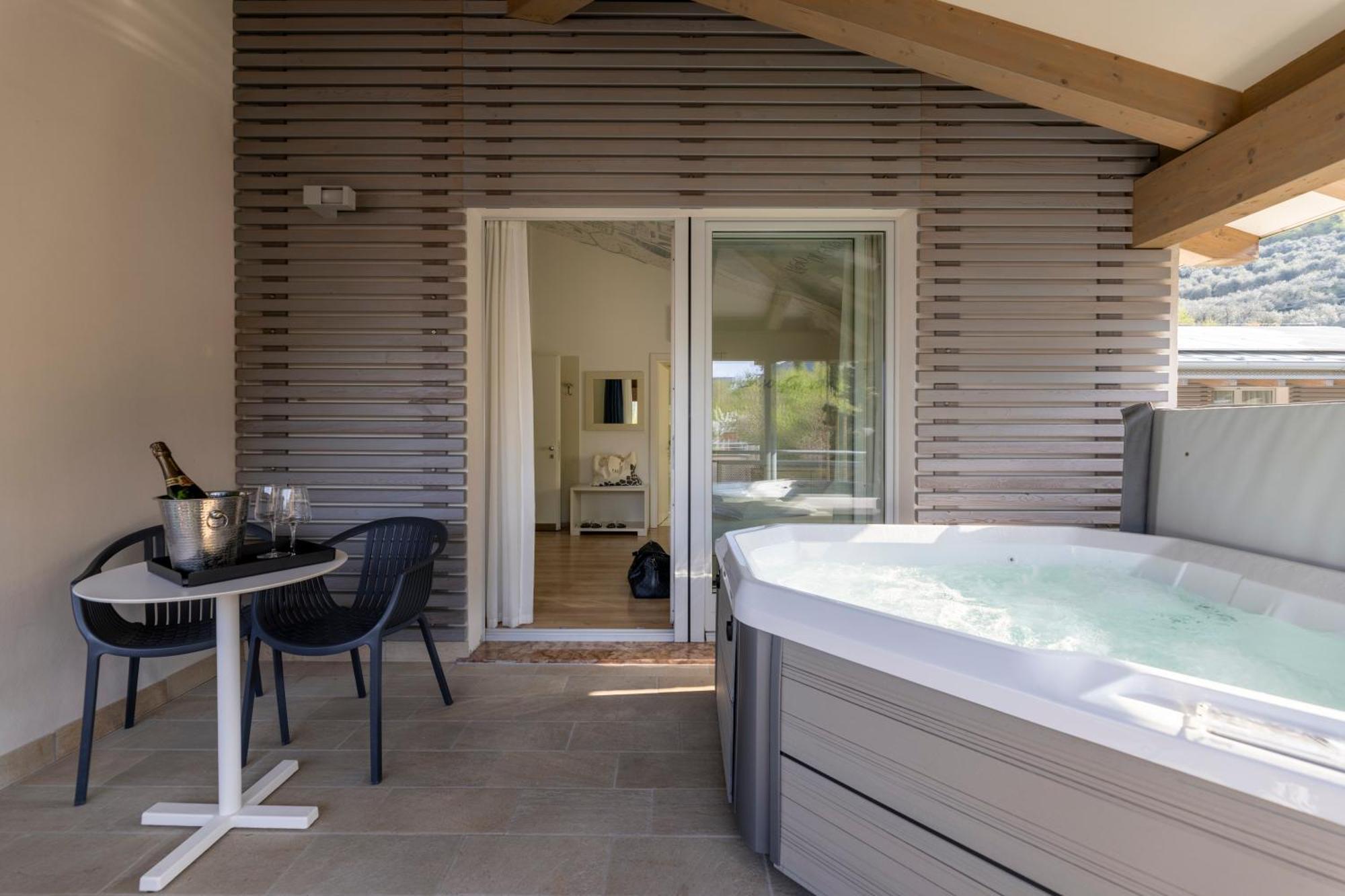 Hi Hotels Torbole - Pool & Spa Torbole Sul Garda Bagian luar foto